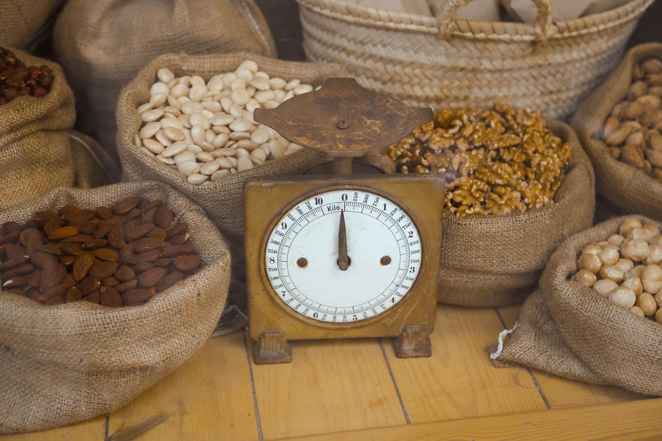 ترازو و آجیل و خشکبار بیاتی